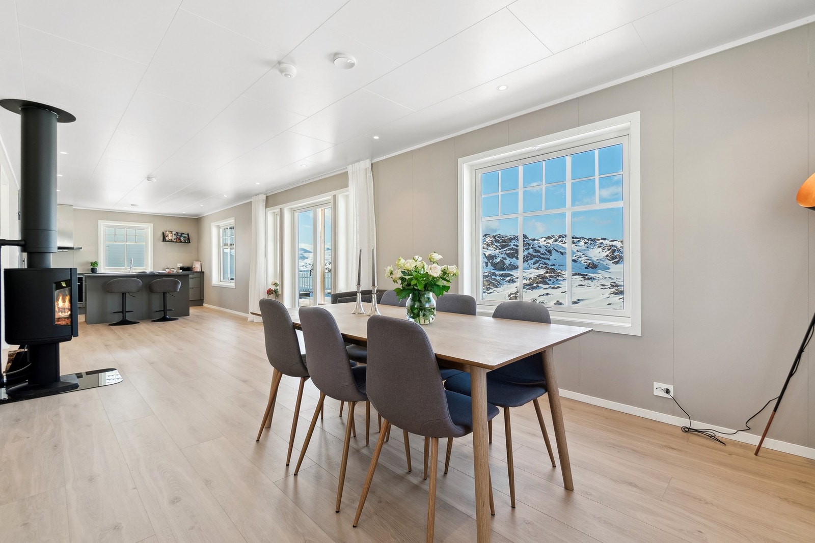 Med sitt moderne uttrykk og rikelig med plass, er dette rommet designet for å skape en varm og innbydende atmosfære. Galleribilde