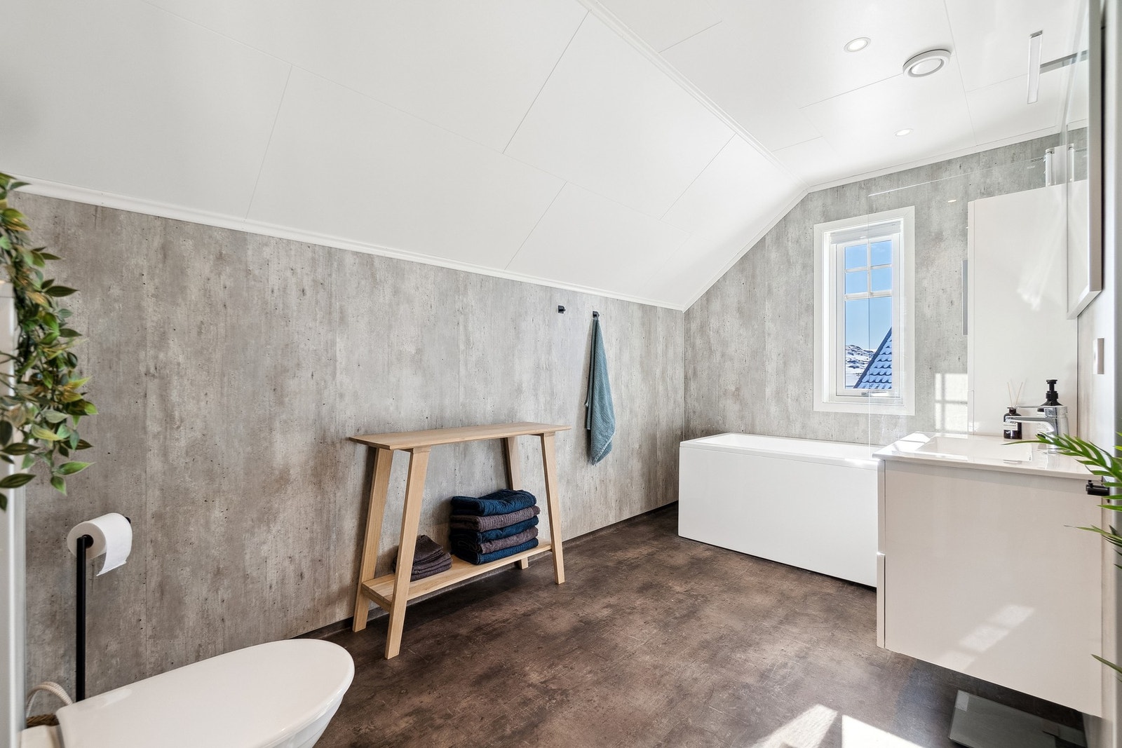 Begge bad fremstår tidløs og pen med en moderne innredning, og tidsriktige farge- og materialvalg. Galleribilde