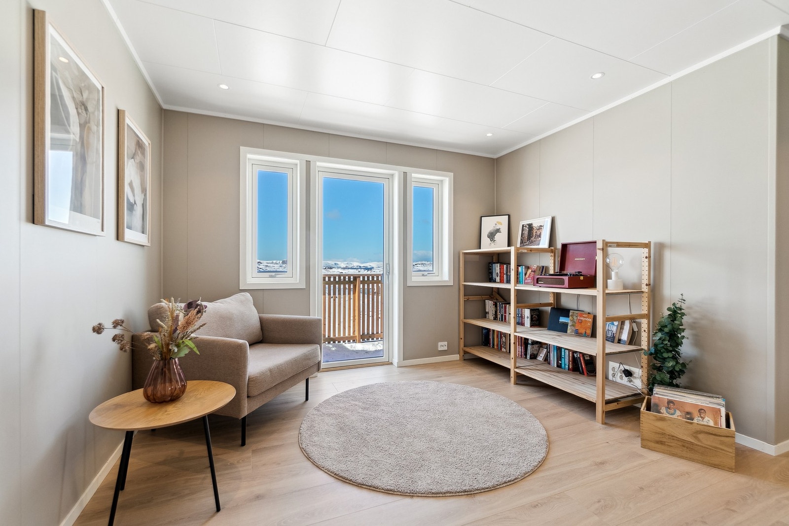 Opp til 2. etasje finner du boligens soverom, samt en loftstue. Loftstuen gir muligheter for et ekstra oppholdsrom for ungene eller som kontor. Loftstuen har adkomst til boligens balkong, samt de 3 soverommene. Galleribilde