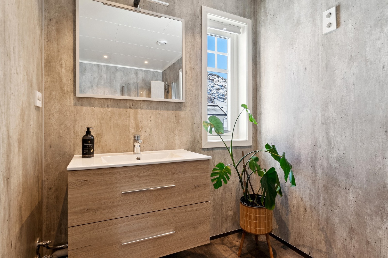 Boligen har 2 bad, ett i hvert etasje, som gir en praktisk løsning for familier. Det første badet er like ved boligens inngangsparti og har nærhet til stue/kjøkken. Galleribilde