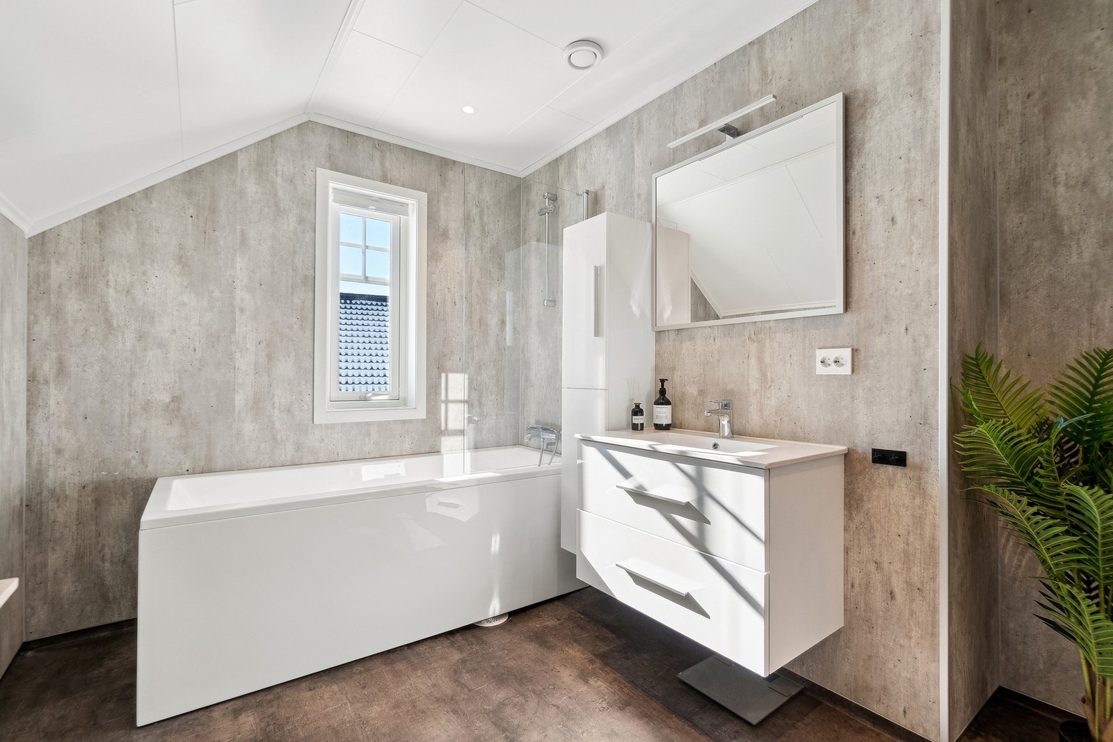 Det andre badet er like ved soverommene, og har en lik innredning, men har badekar fremfor dusjsone. Galleribilde
