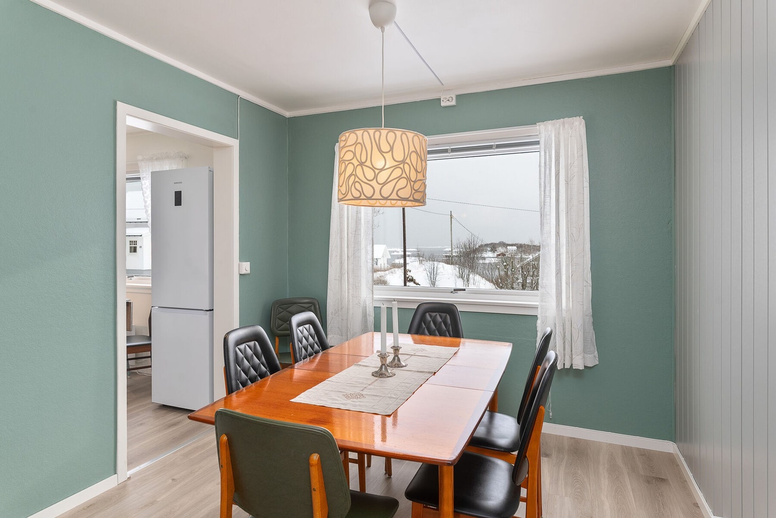 I stuen er det god plass til å møblere med spisebord, hvor maten kan nytes til utsikten. Galleribilde