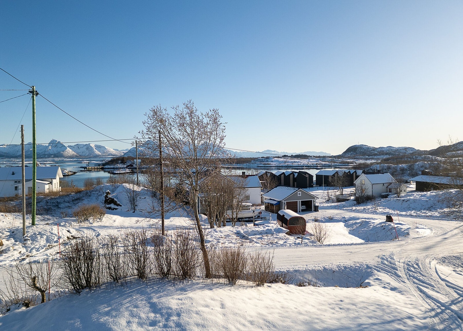 Her kan du nyte utsikt mot sjø, fjell og omkringliggende natur og bebyggelse. Galleribilde