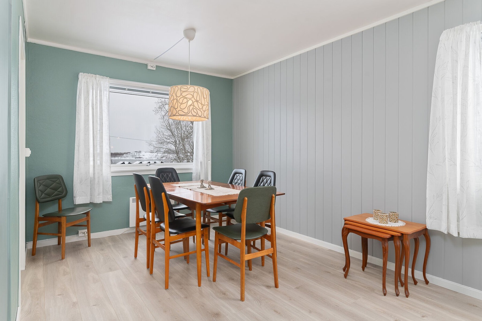 Stuevinduene sørger for gode lysforhold og fin utsikt. Galleribilde