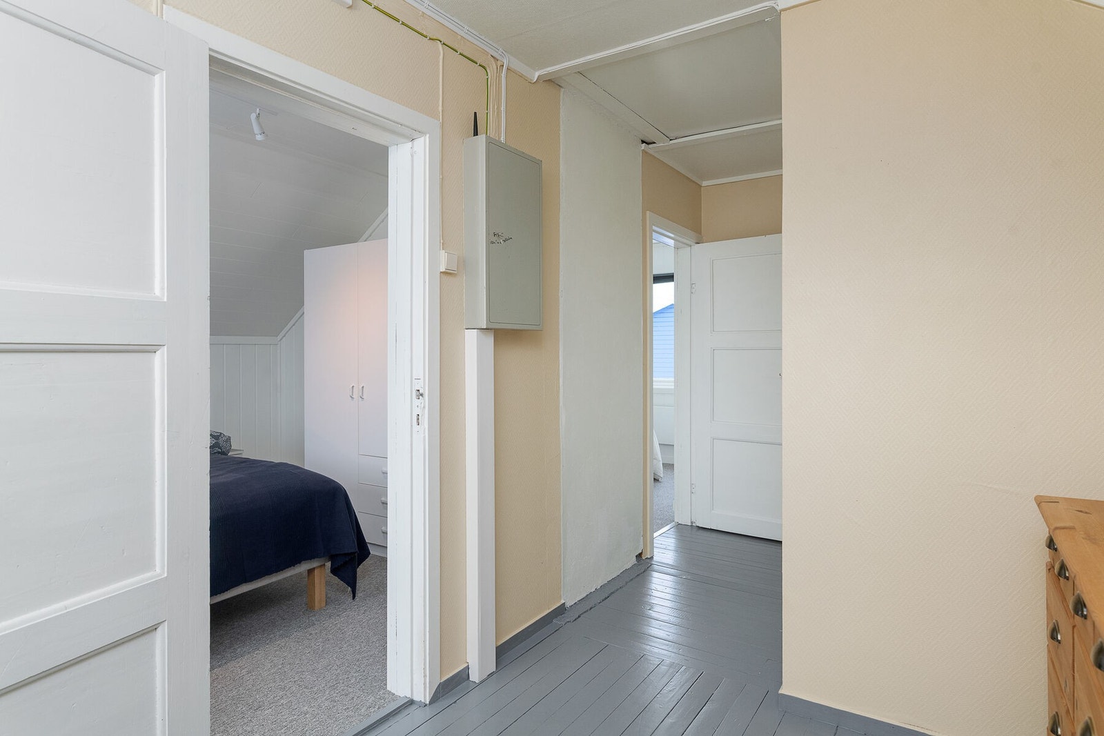 Vesentlig del av el-anlegget er fornyet i 2023. Sikringsskap med automatsikringer. Galleribilde