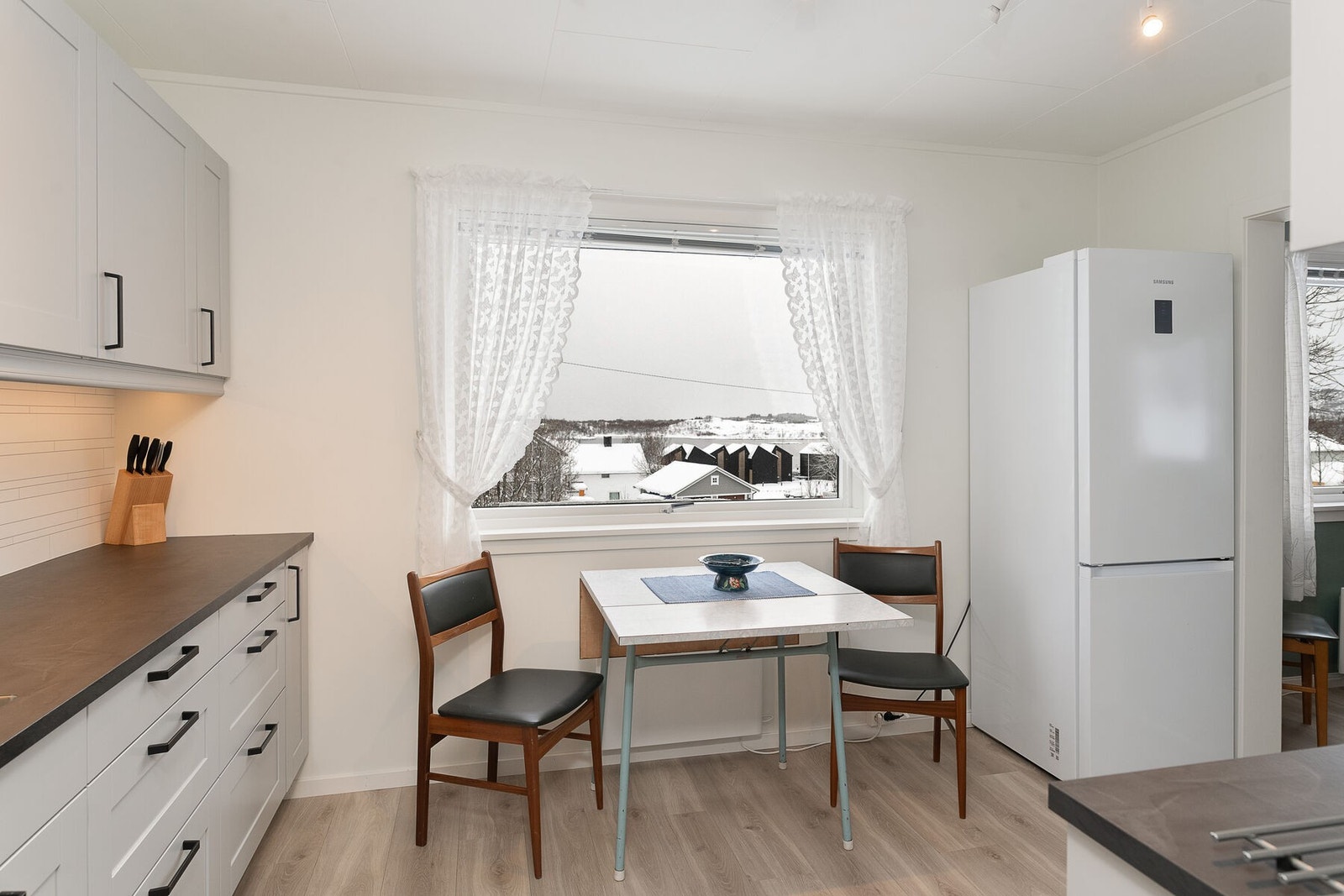 På kjøkkenet er det også plass til en liten spisegruppe. Galleribilde