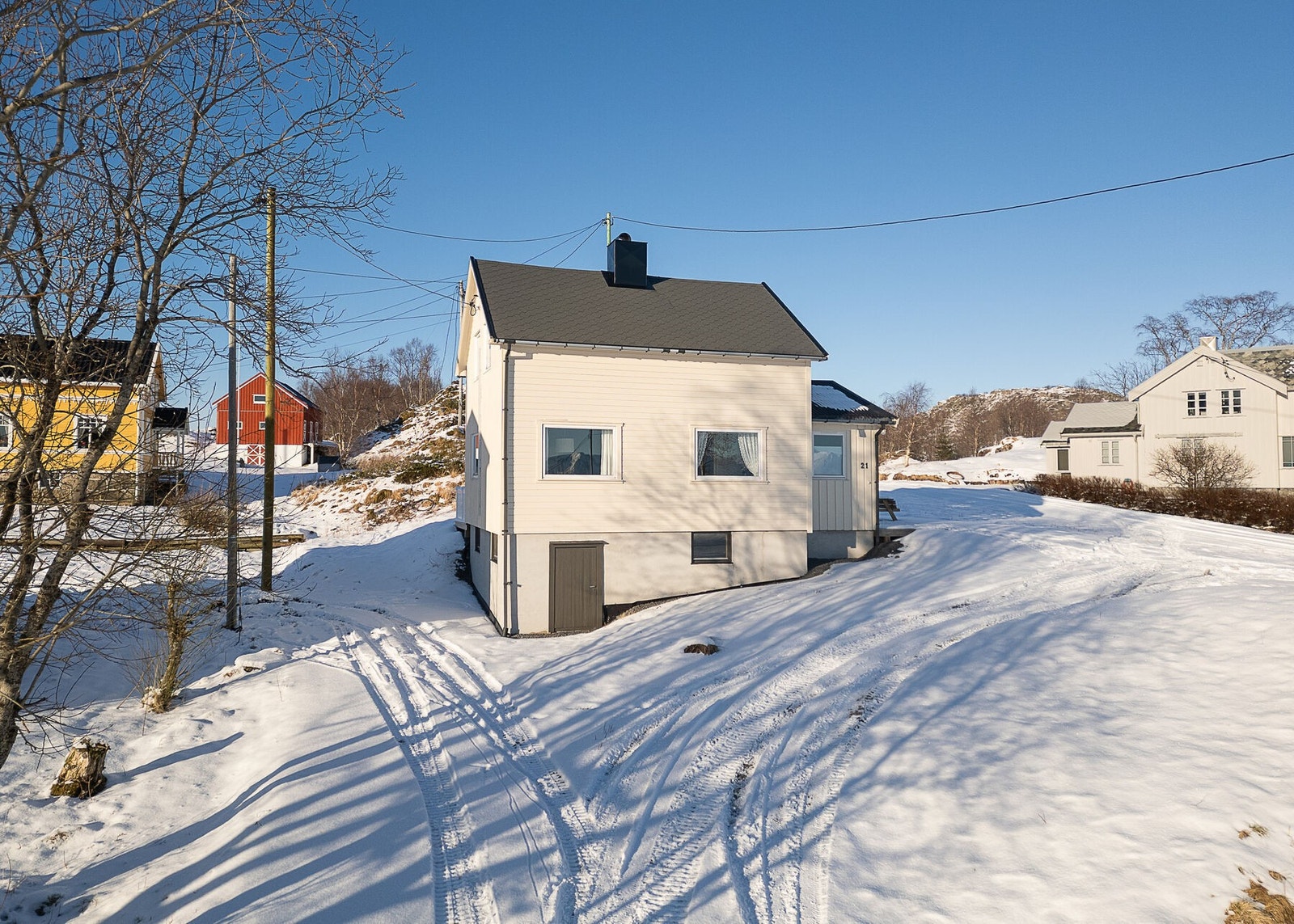 Boligen har hovedfasade mot sør og ligger på en solåpen tomt. Galleribilde