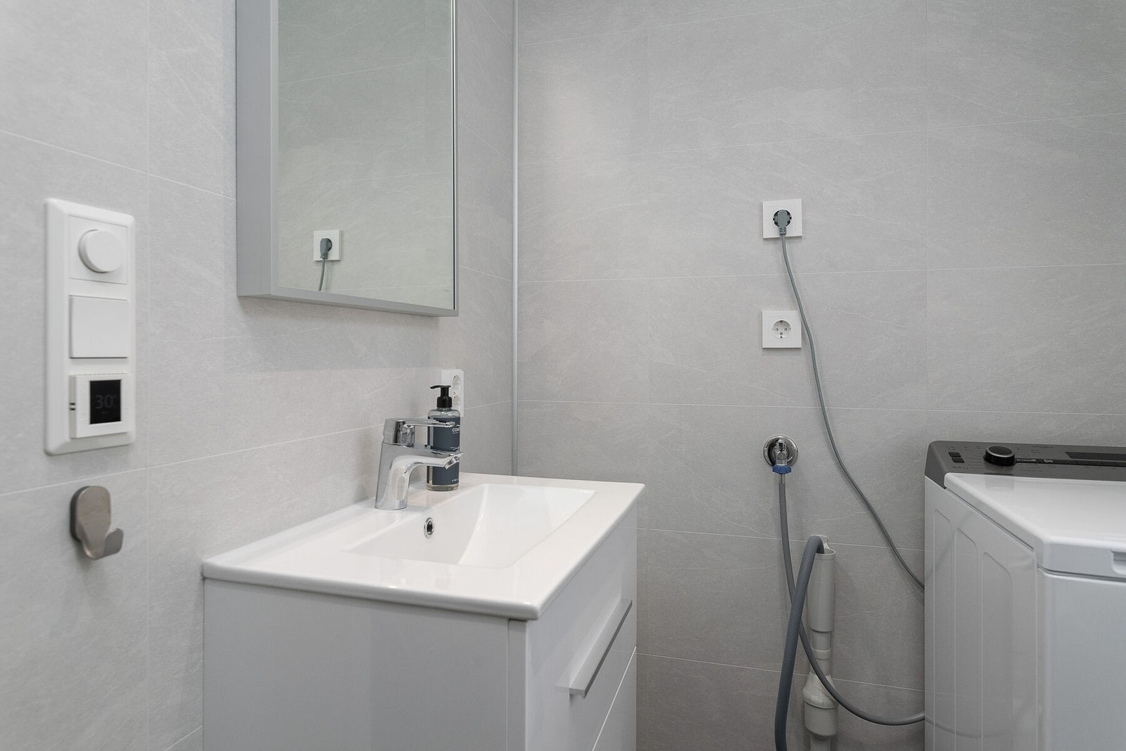 Bad/vaskerom har flislagt gulv med gulvvarme. Galleribilde