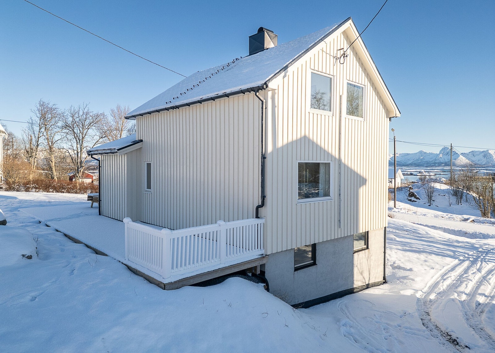 I 2023 ble det byttet kledning på to yttervegger, byttet to vinduer, fjernet trapp og bygd platting. Galleribilde