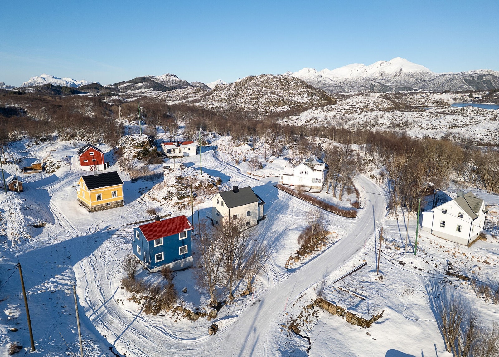 Eiendommen sett fra lufta og nærområdet rundt. Galleribilde