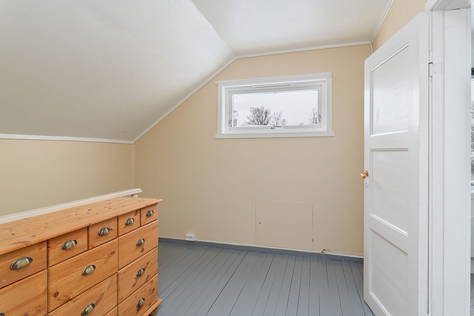 Gang i 2. etasje som leder til boligens tre soverom og kott. Galleribilde