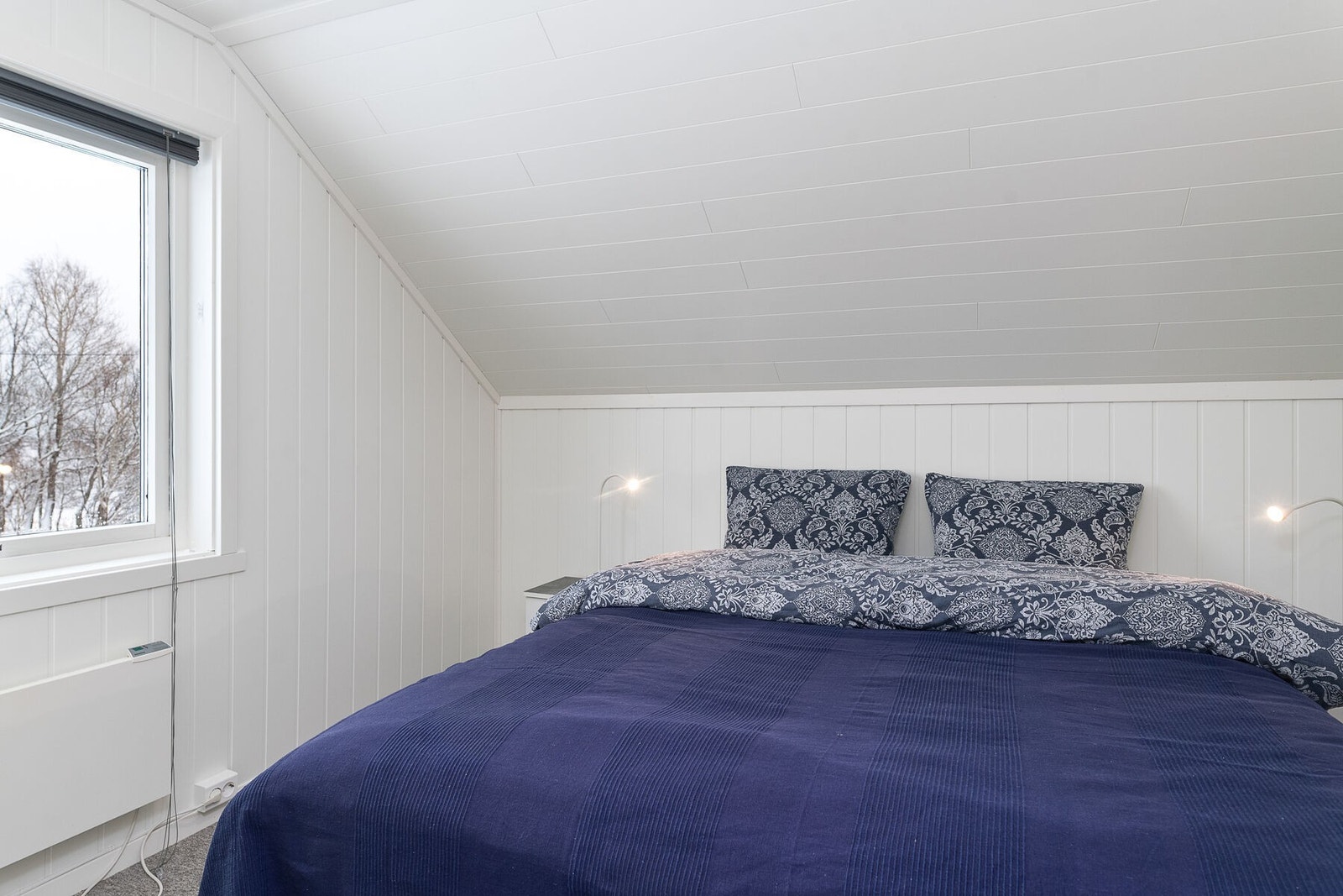 Soverom 1 er av god størrelse, med plass til både dobbeltseng og garderobe. Galleribilde