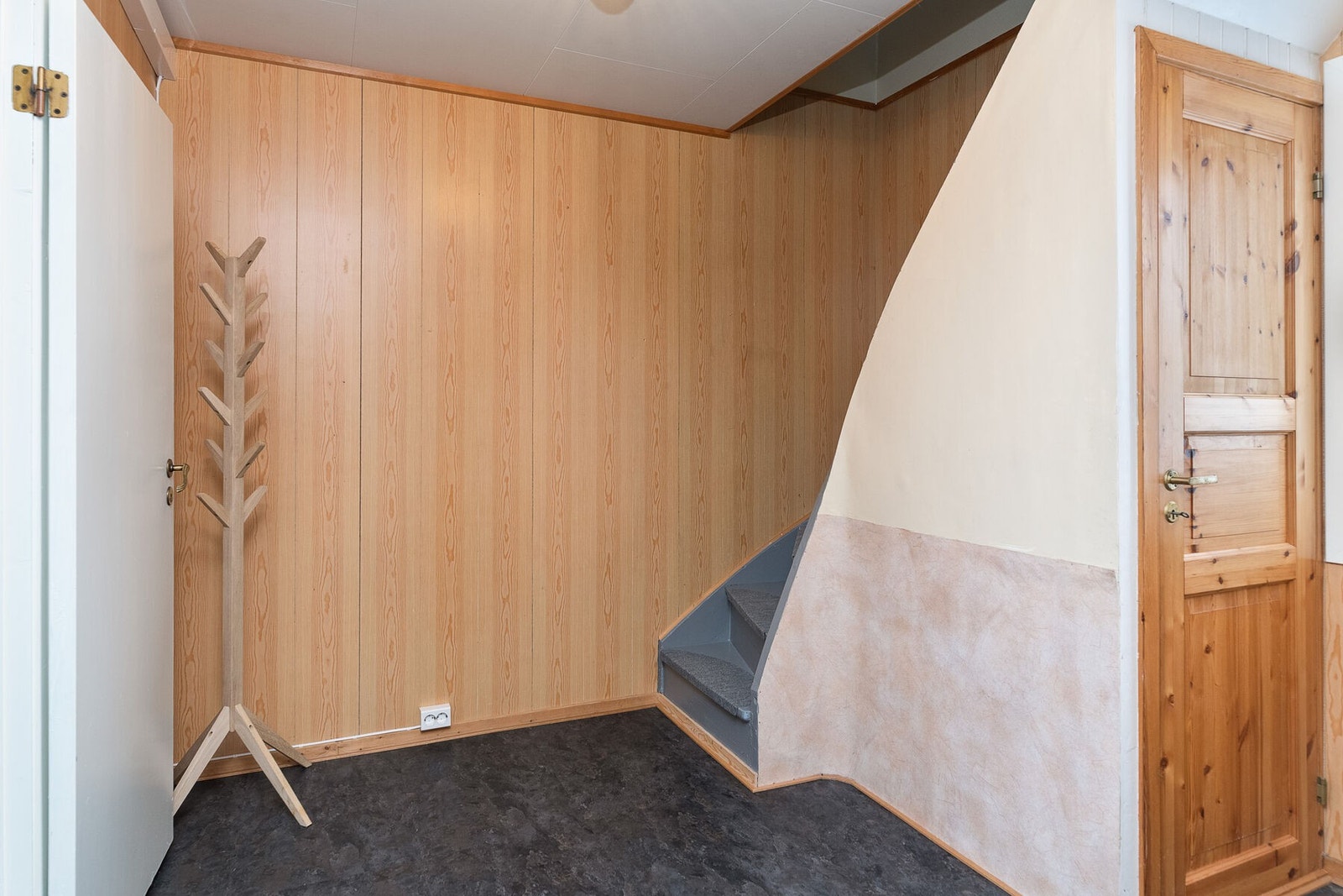 Gang med adkomst til 2. etasje og til kjeller. Galleribilde