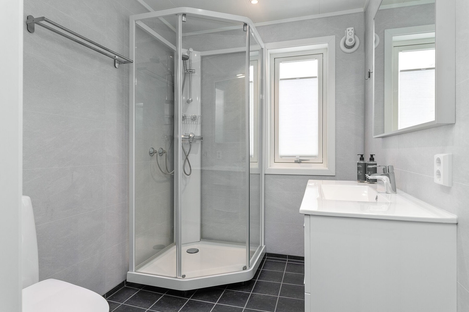 Bad som ble oppusset i 2022. Det er flislagt gulv med gulvvarme, og spotbelysning i taket. Galleribilde