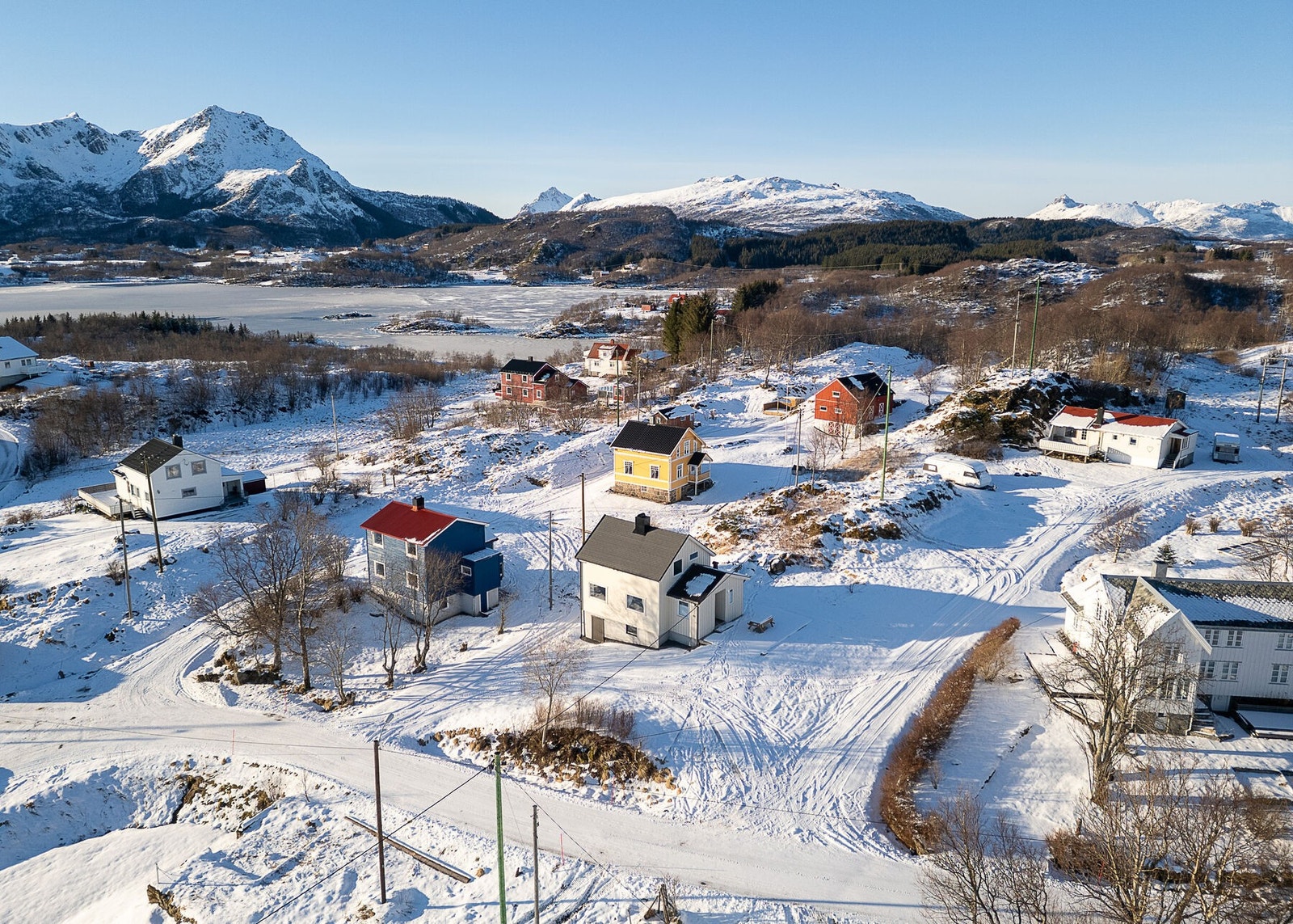 Beliggenhet i rolige og naturskjønne omgivelser på Ringstad - i etablert område med spredt bebyggelse. Galleribilde