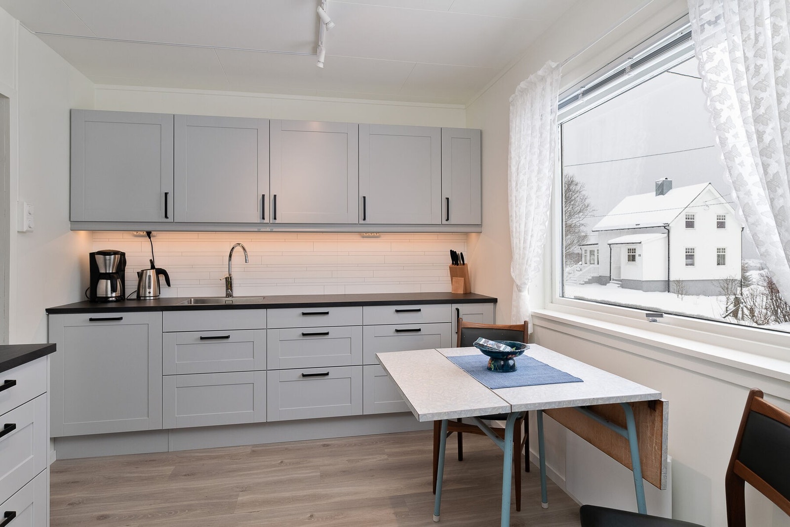 Moderne og tidløst kjøkken fra 2022 med profilerte fronter og laminat benkeplate. Galleribilde