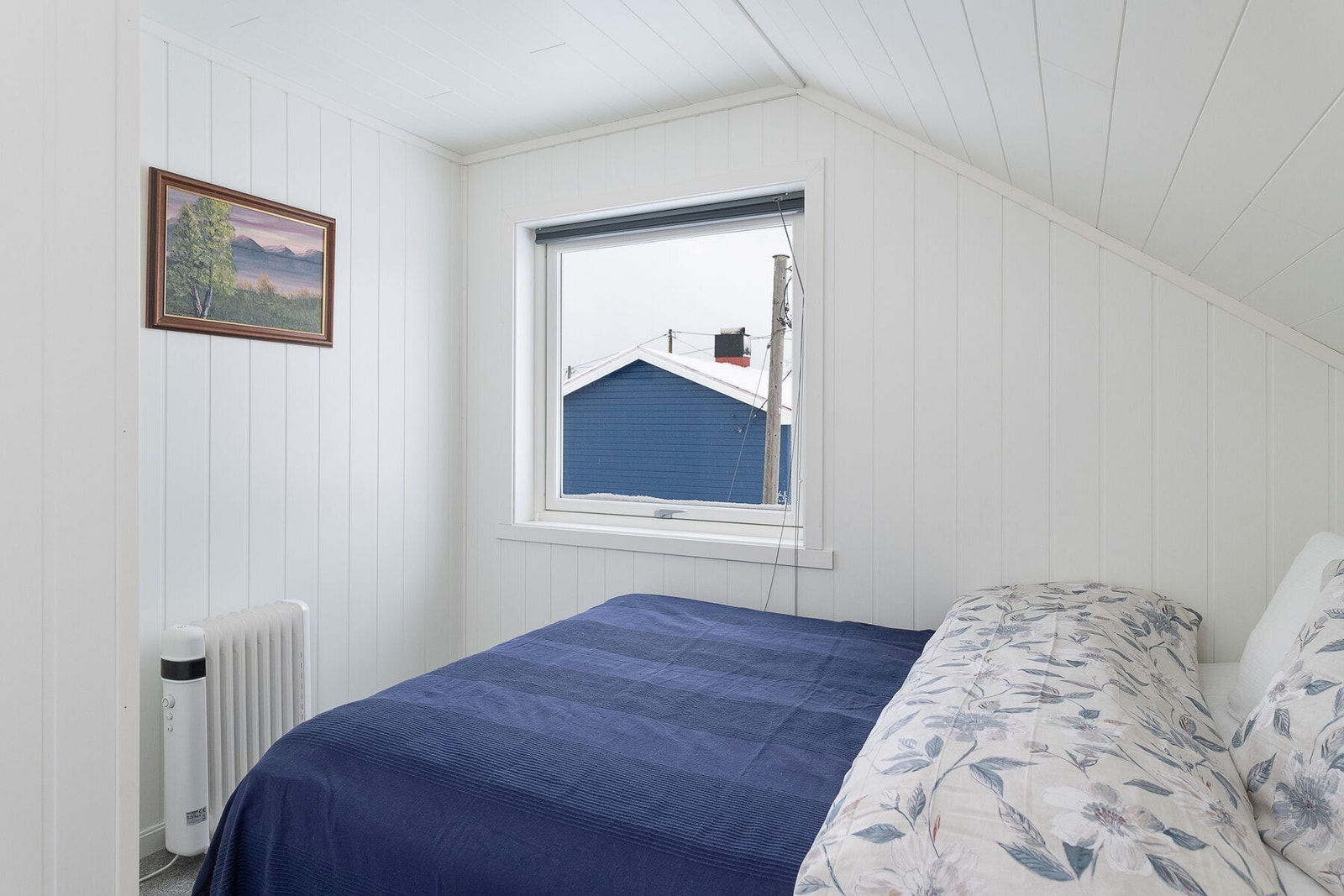 Alle soverommene har lune teppegulv og lysmalt panel på veggene. Galleribilde