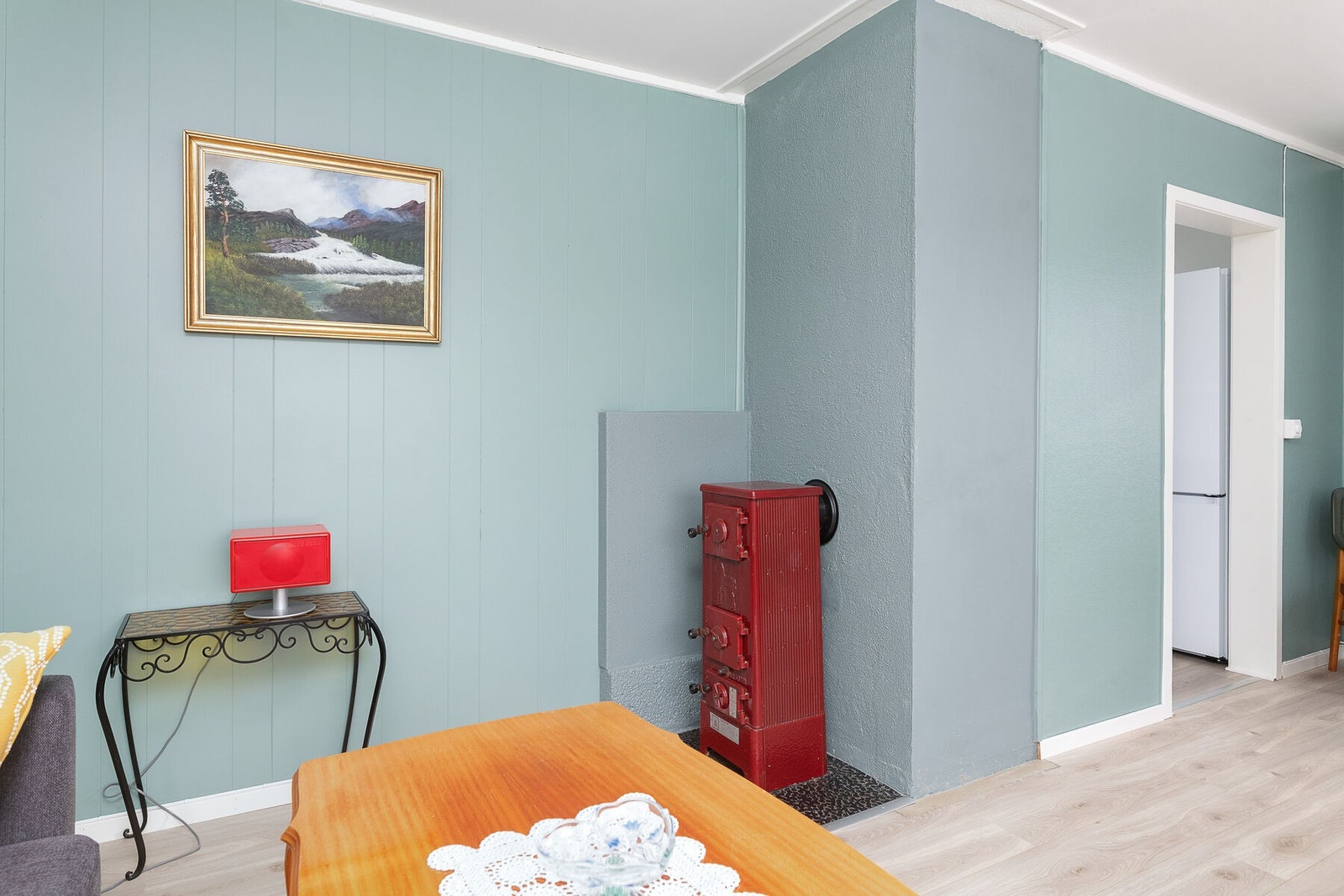 Boligen oppvarmes med elektrisitet, og vedfyring for de kaldere dagene. Galleribilde