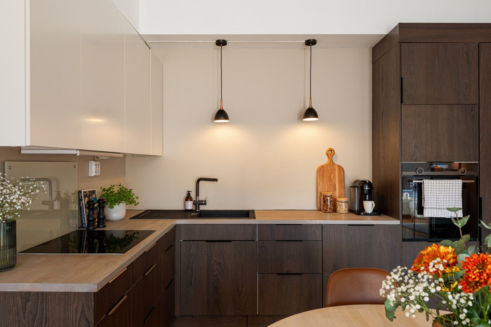 Kjøkkeninnredningen fra HTH oppleves svært innbydende med integrerte hvitevarer og et tidsriktig uttrykk. Galleribilde