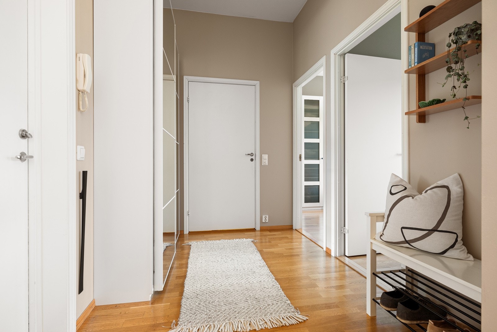 Forbi inngangsdøren venter en praktisk entré utstyrt med garderobeskap. Galleribilde