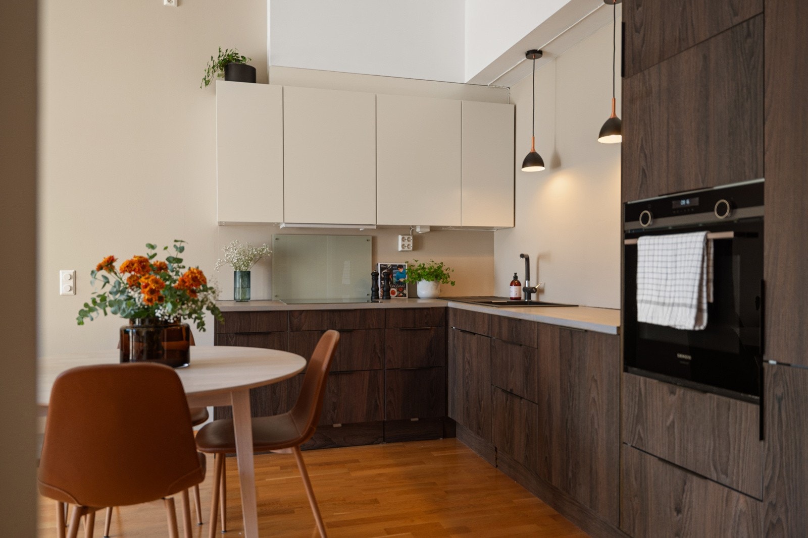 I overgangen mellom stuen og kjøkkenet er det plass til et hyggelig spisebord. Galleribilde