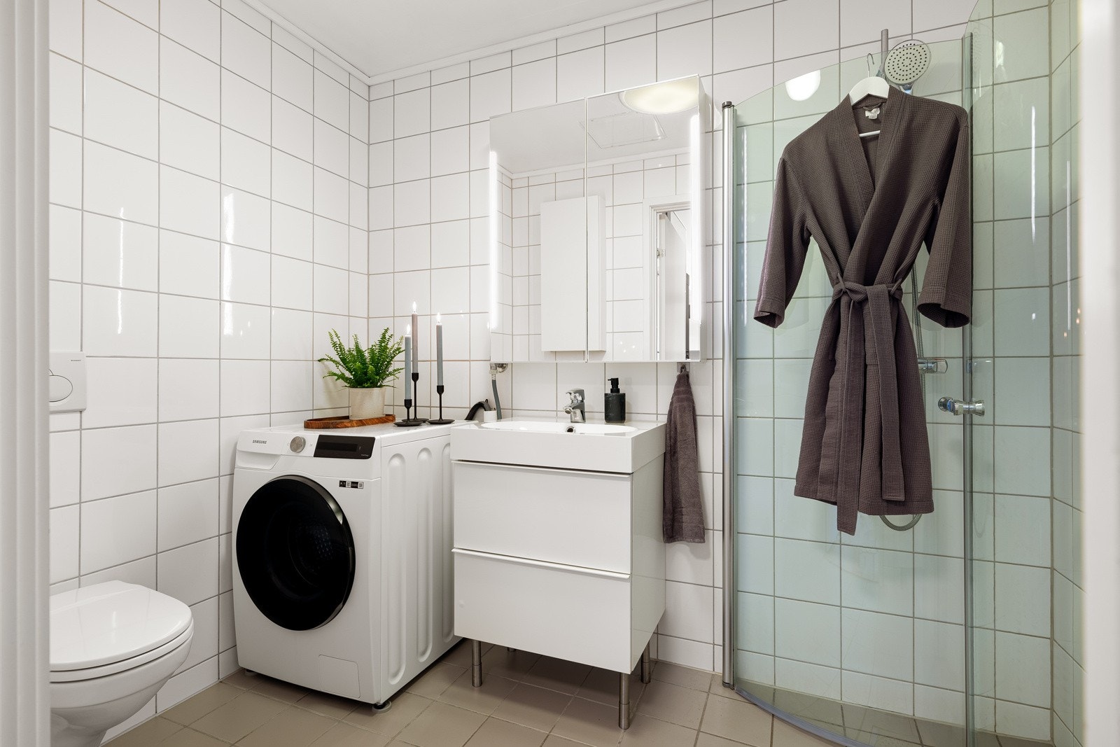 Baderom er flislagt og har behagelig varme i gulvet. Galleribilde