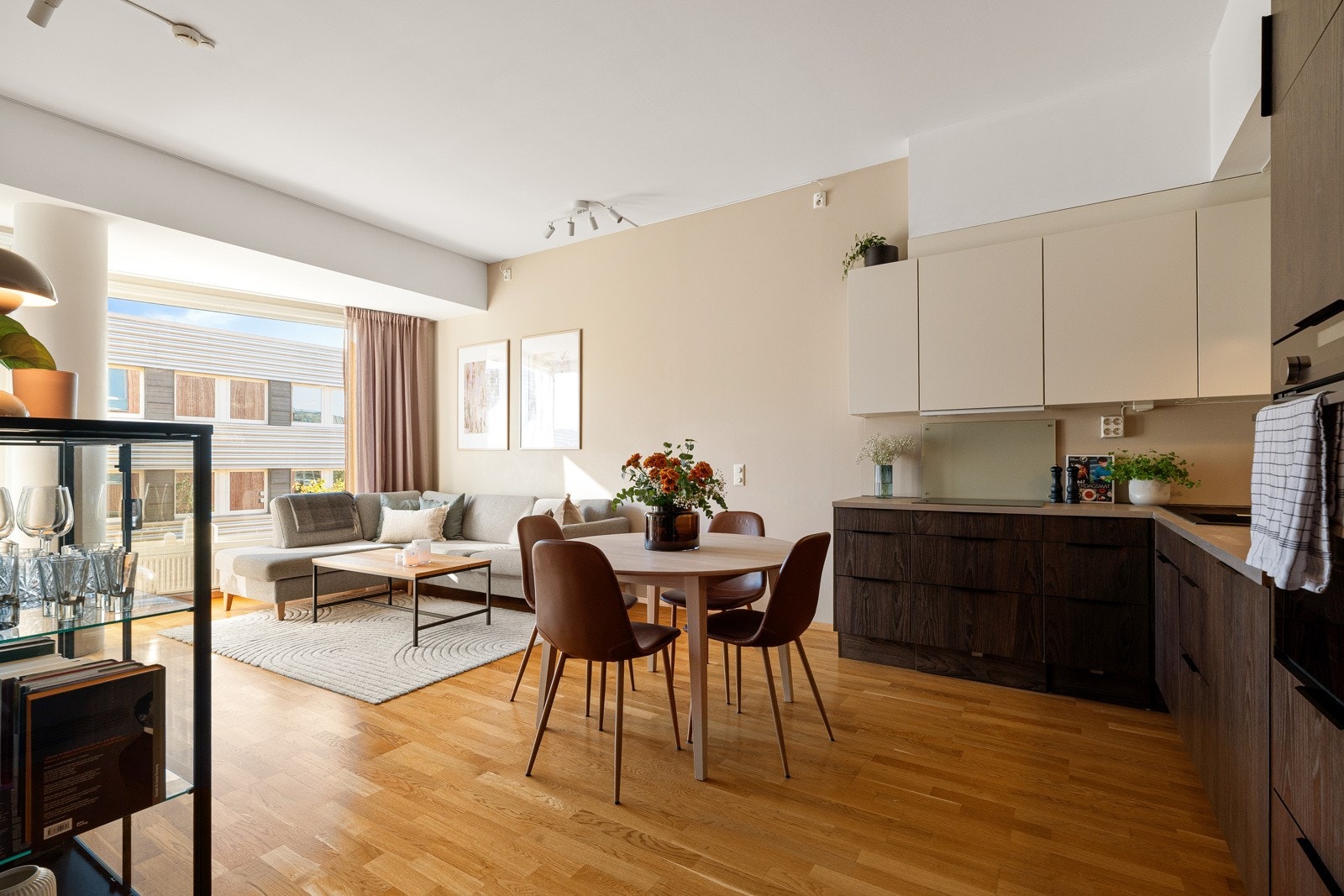 Velkommen til Håkon Magnussons gate 1B - en tiltalende og moderne 3-roms selveierleilighet på attraktive Lade. Galleribilde