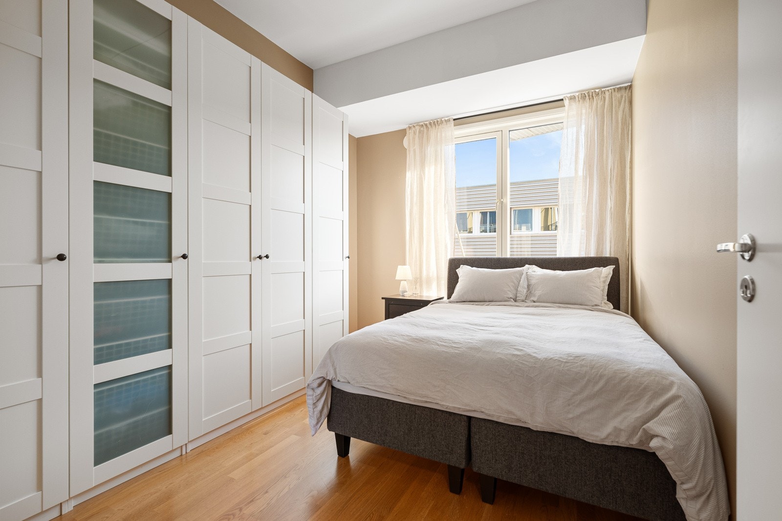 Hovedsoverommet måler 10,5 kvm og er innredet med et romslig garderobeskap. Galleribilde