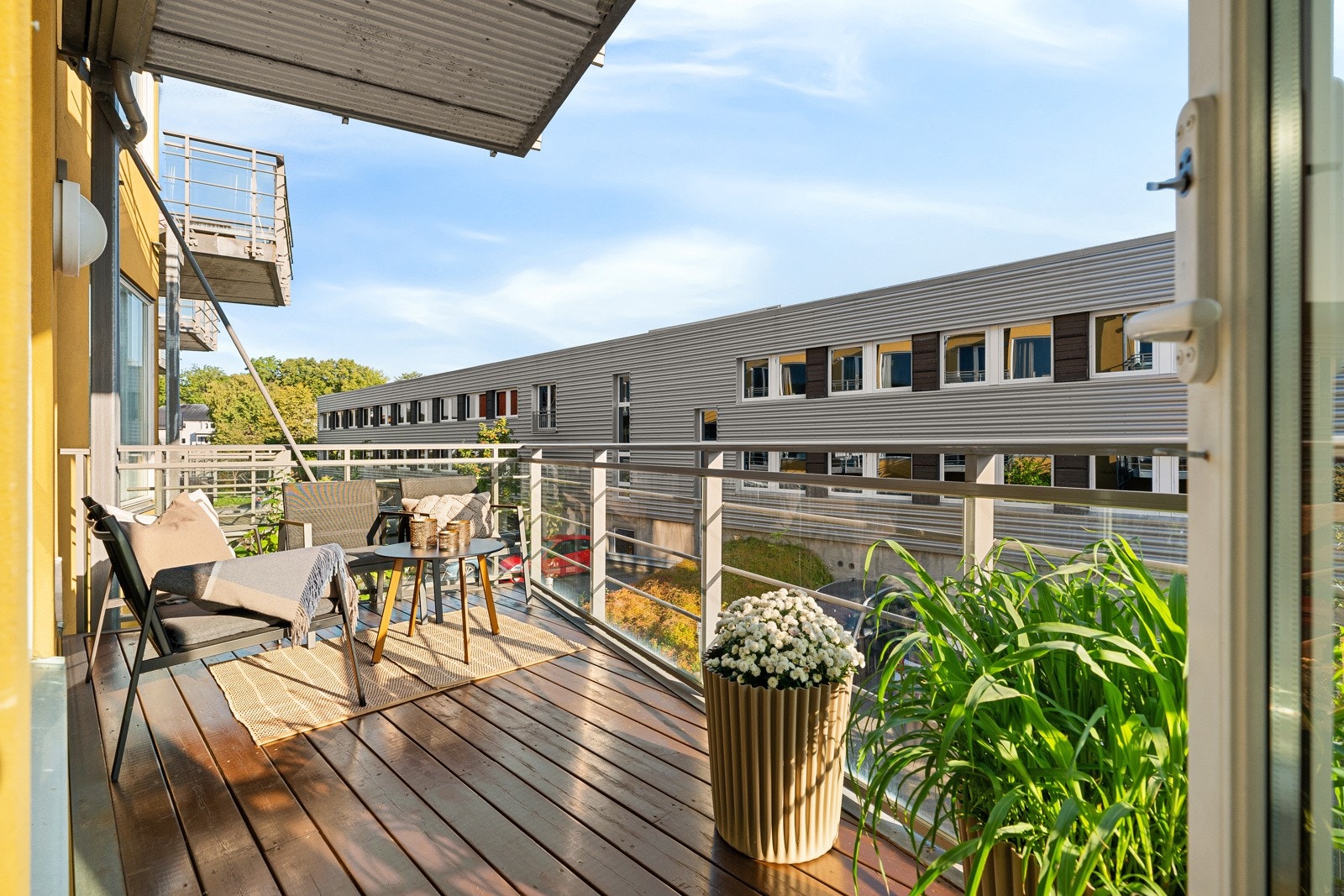 Leiligheten har en romslig balkong på 10 kvm. Balkongen er delvis overbygd noe som forlenger sesongen og bruken av den. Galleribilde