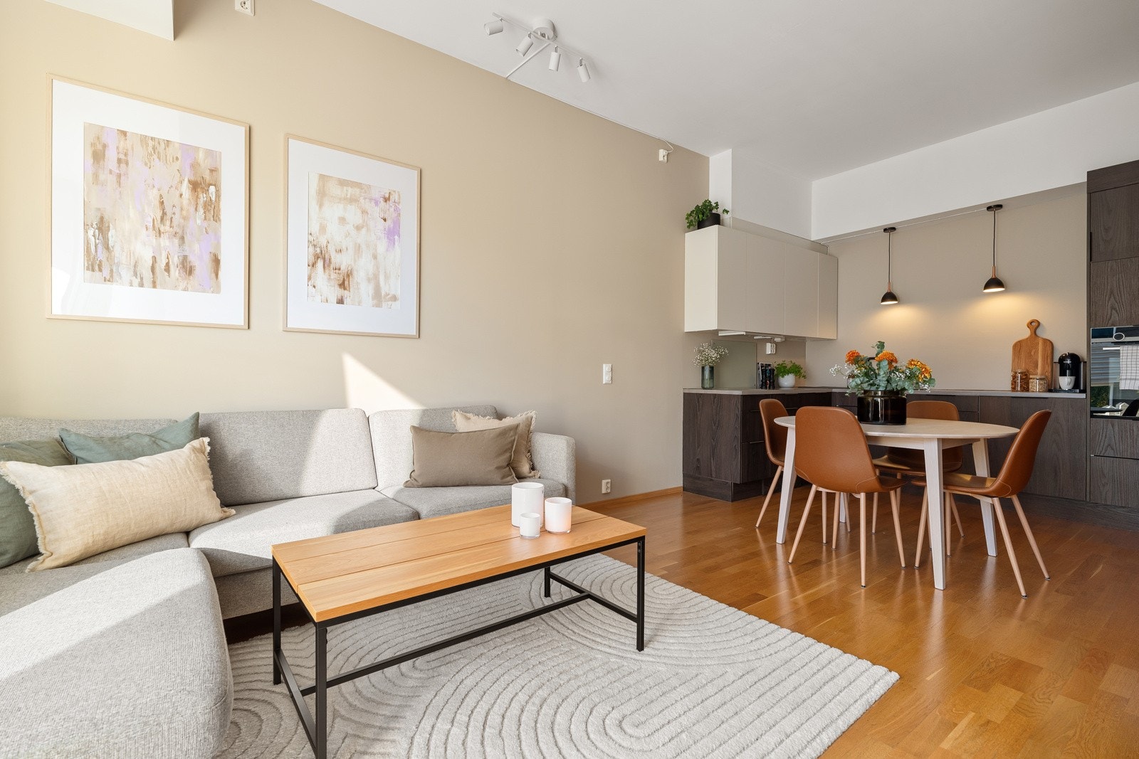 Stuen og kjøkkenet ligger i åpen løsning og har et samlet areal på 25 kvm. Galleribilde