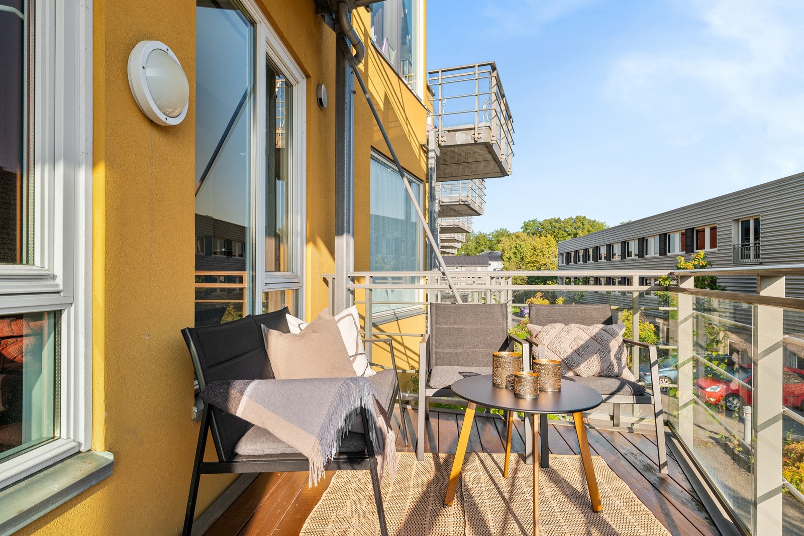 Balkongens størrelse gir god plass utemøblement og grill. Galleribilde