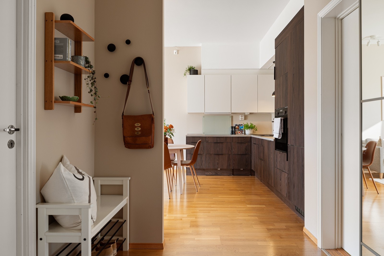 Gangen fordeler seg videre inn til leilighetens baderom, to soverom og åpne stue- og kjøkkenareal. Galleribilde