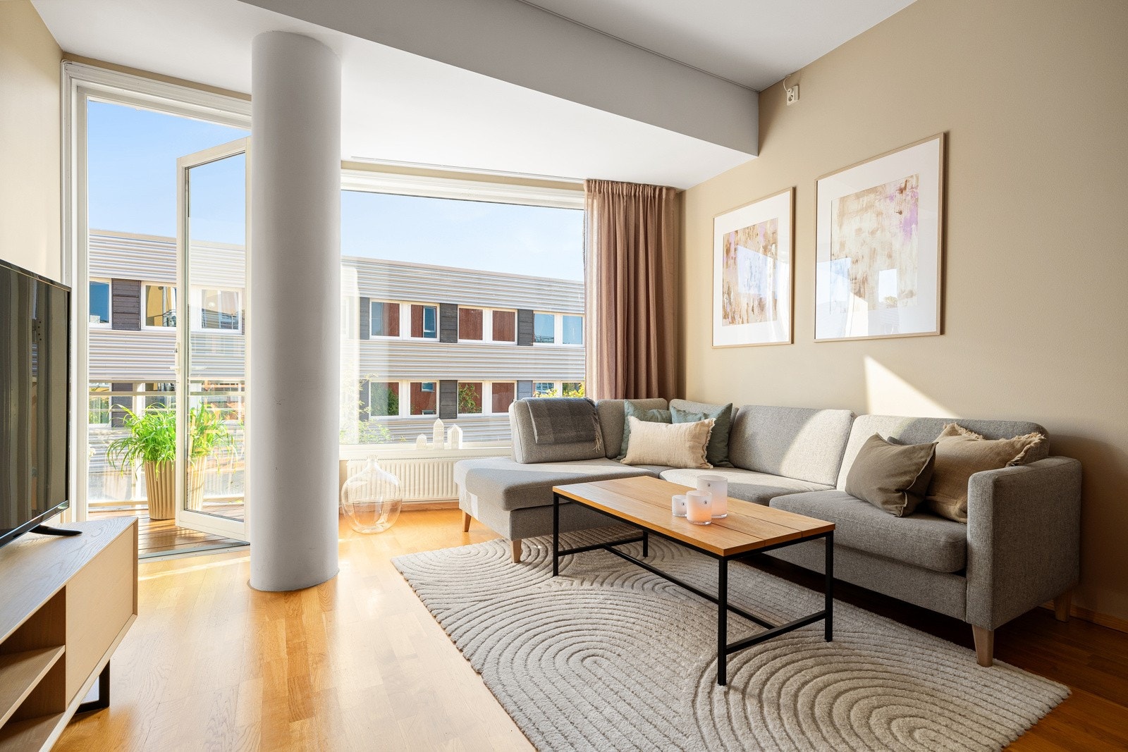 Stuen oppleves romslig og nyter godt av mye naturlig innlys fra de store vindusflatene i kombinasjon med en svært god takhøyde. Galleribilde