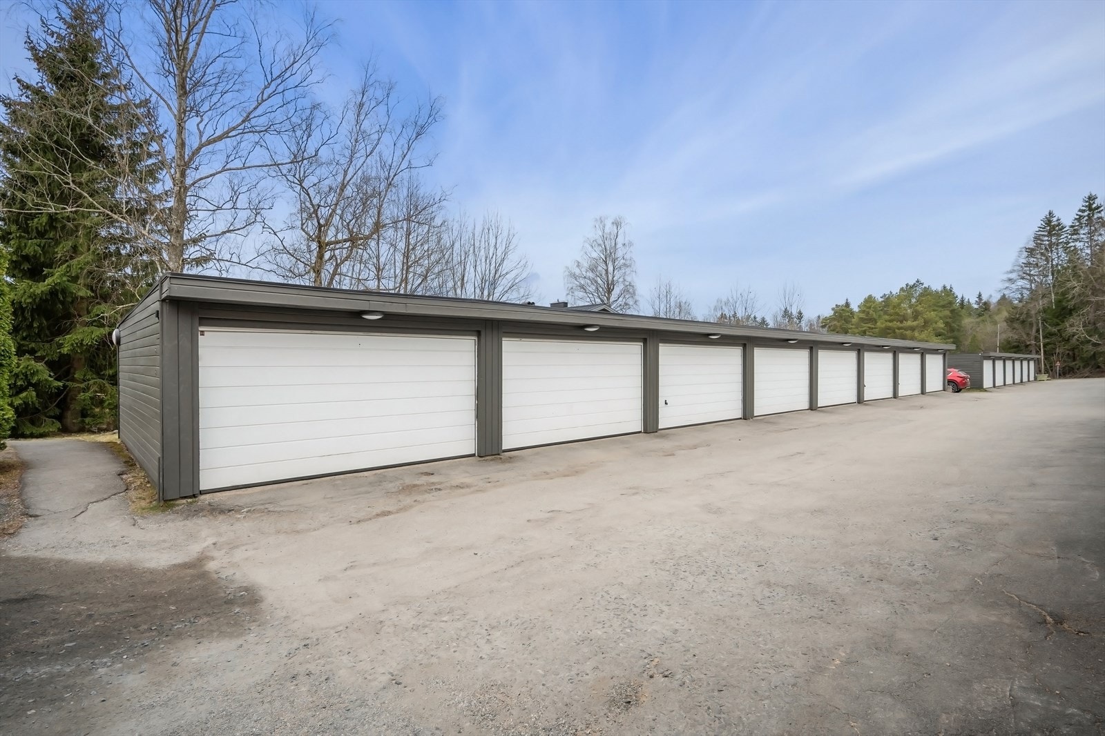 Plass til en bil i felles garasjerekke. Galleribilde