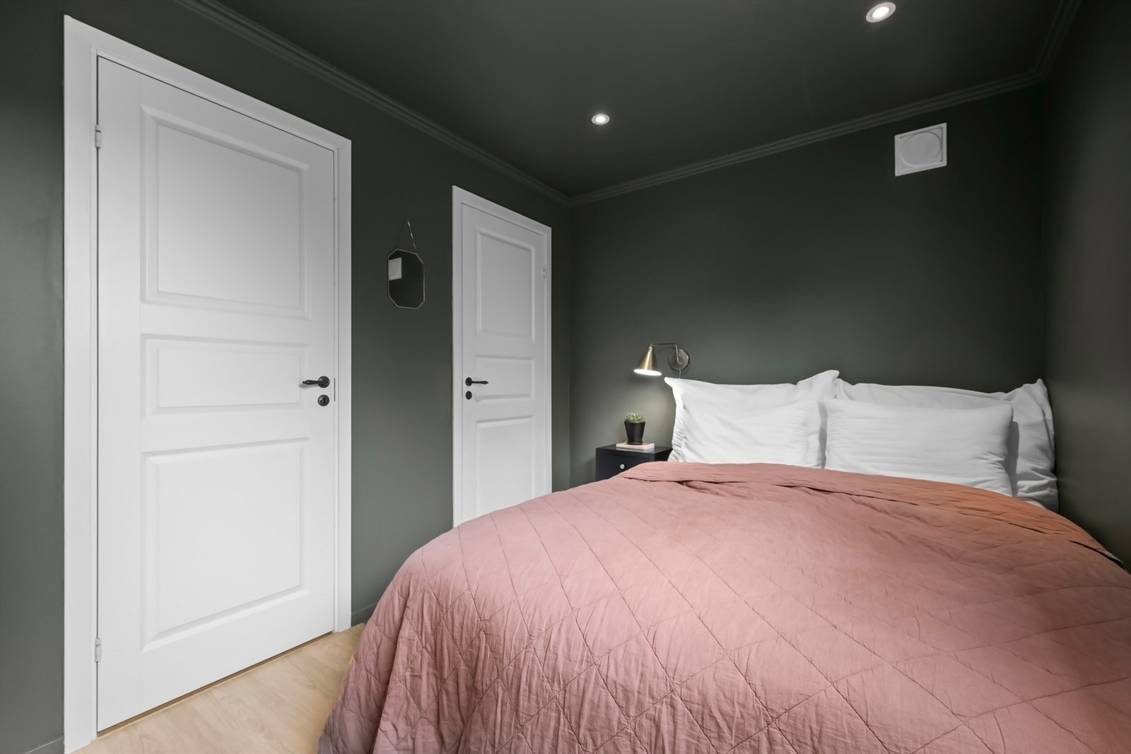 Soverom med direkte inngang til teknisk rom og bod brukt som garderobe. Galleribilde