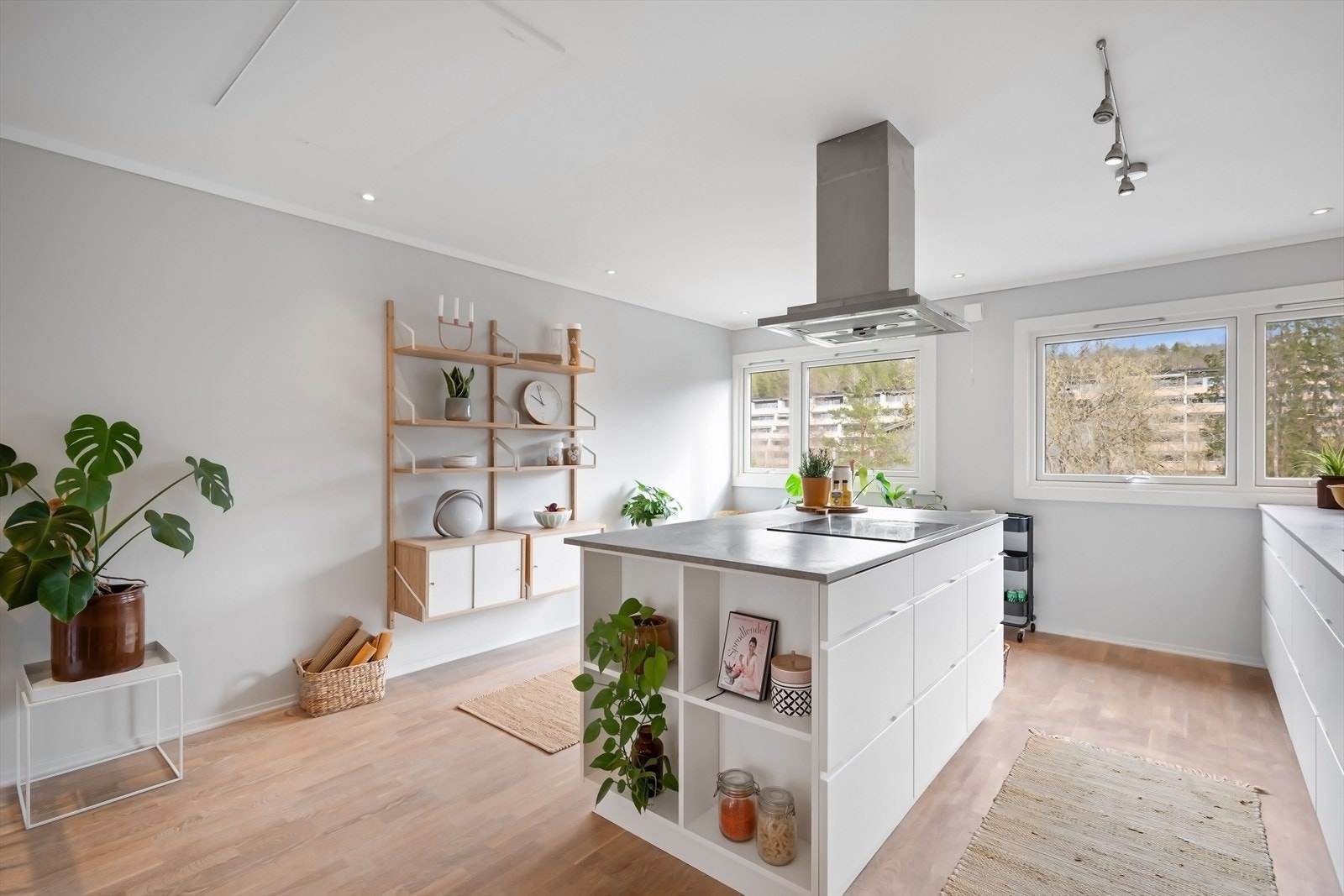 Loftluke i taket med stige som gir tilgang til loft. Galleribilde