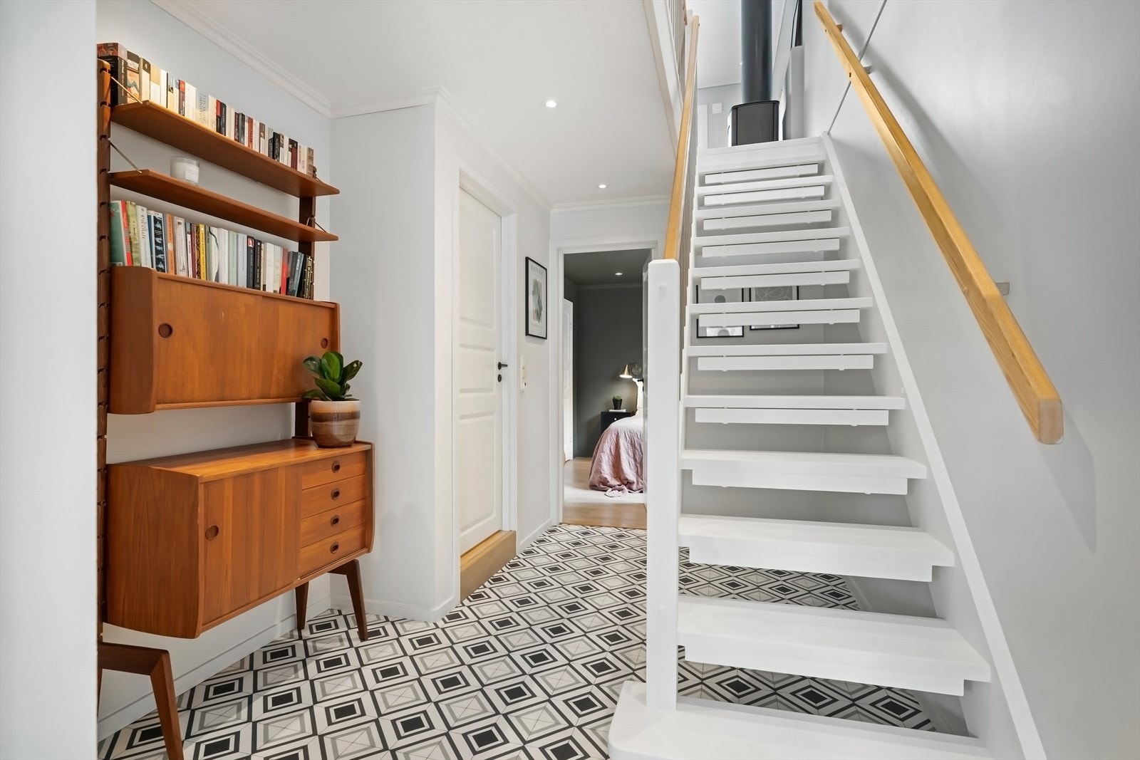 Nymalt trapp til boligens 2.etasje. Galleribilde