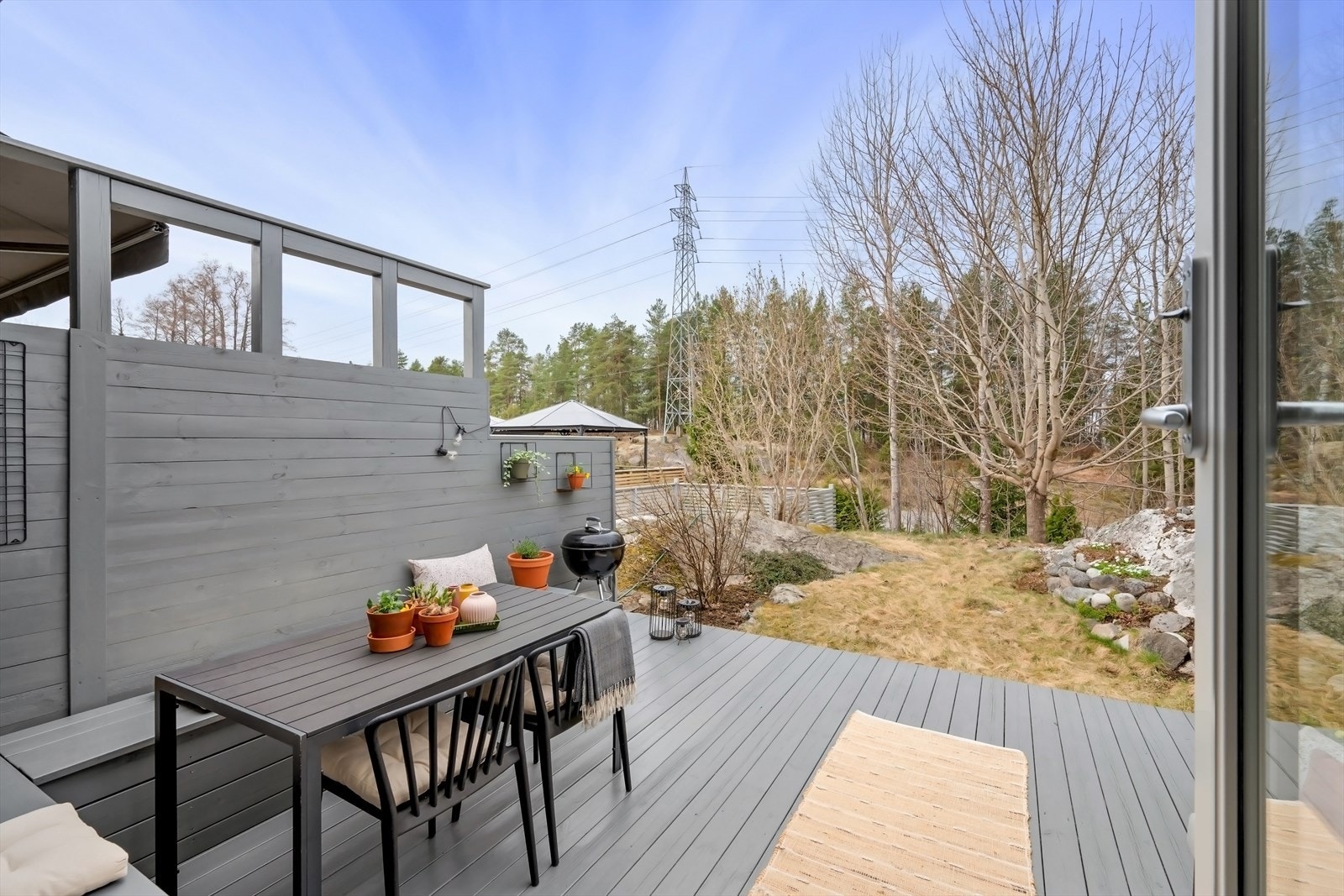 Fra stuen er det utgang til flott terrasse. Galleribilde