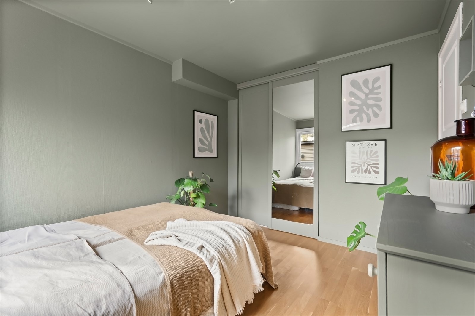Romslig rom med skyvedørsgarderobe. Galleribilde