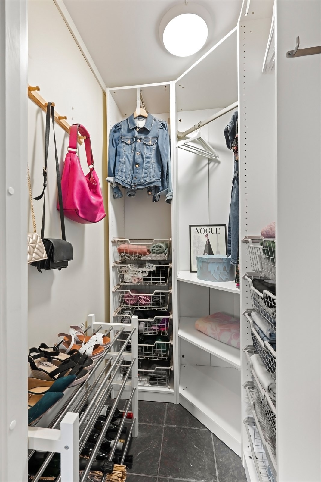 Bod brukt som garderobe. Galleribilde