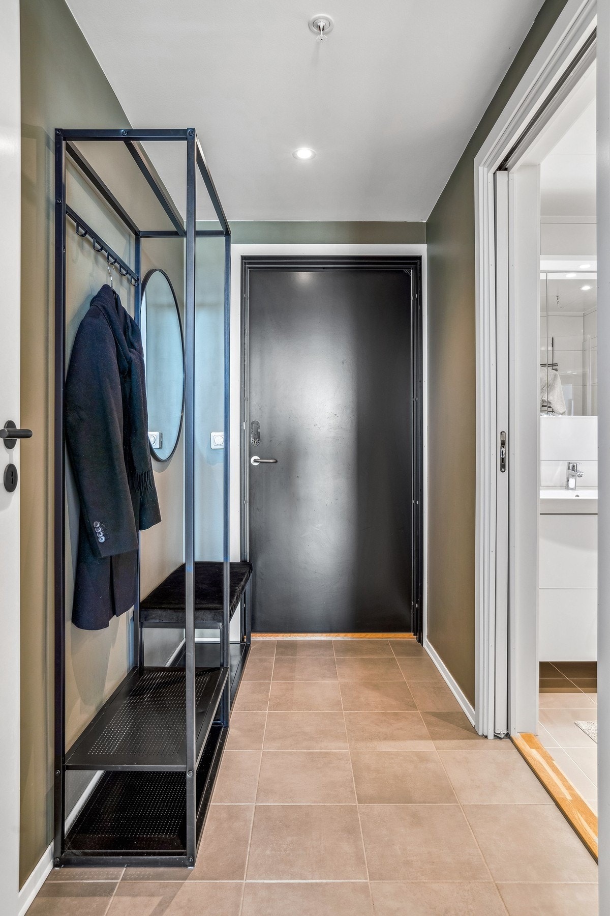 Entre med garderobe Galleribilde