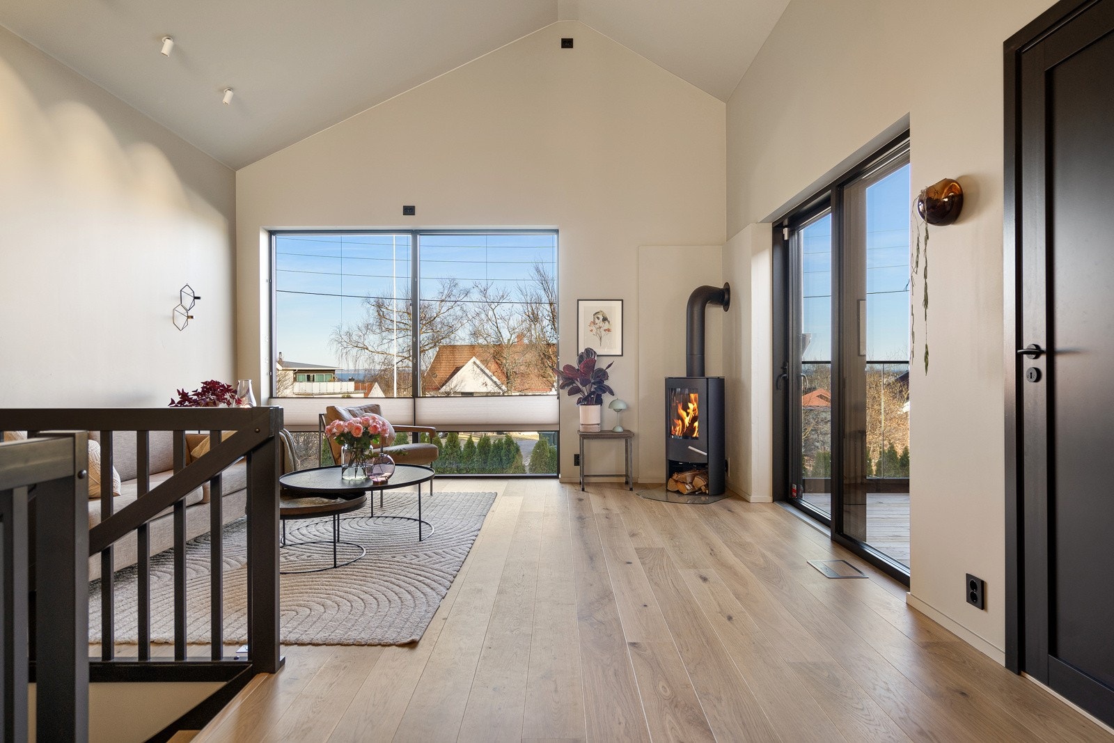 Utrolig tøft design og herlige detaljer. Her med høy himling og store vindusflater Galleribilde