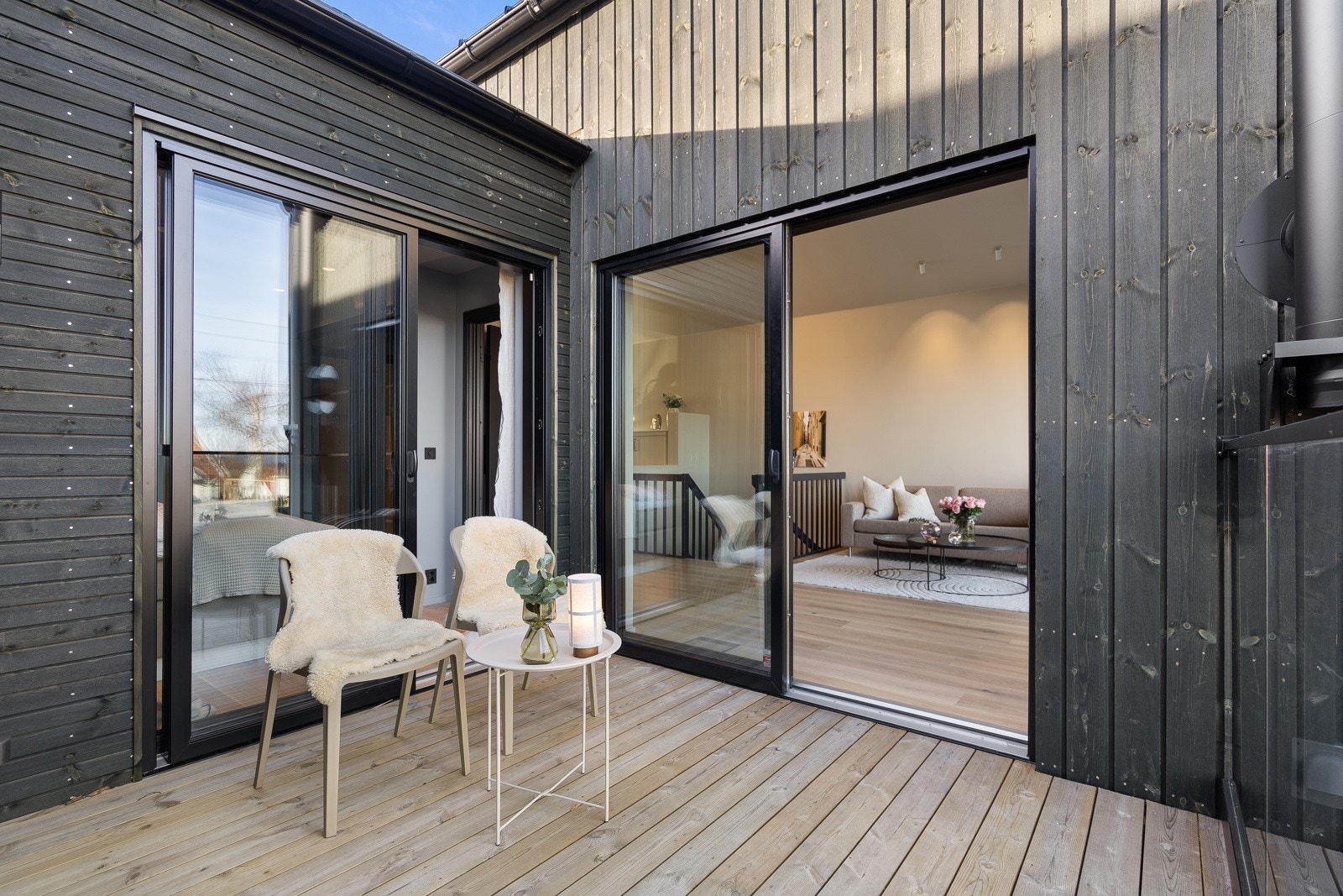 Det er utgang fra både stuen og hovedsoverom til en usjenert balkong Galleribilde