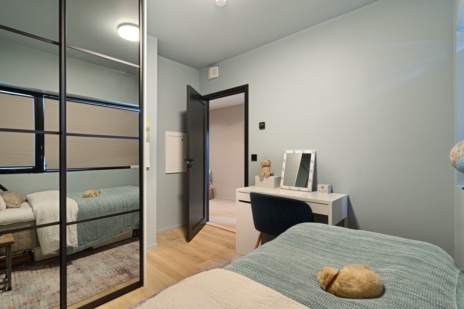 Soverom 2 med skyvedørgarderobe Galleribilde