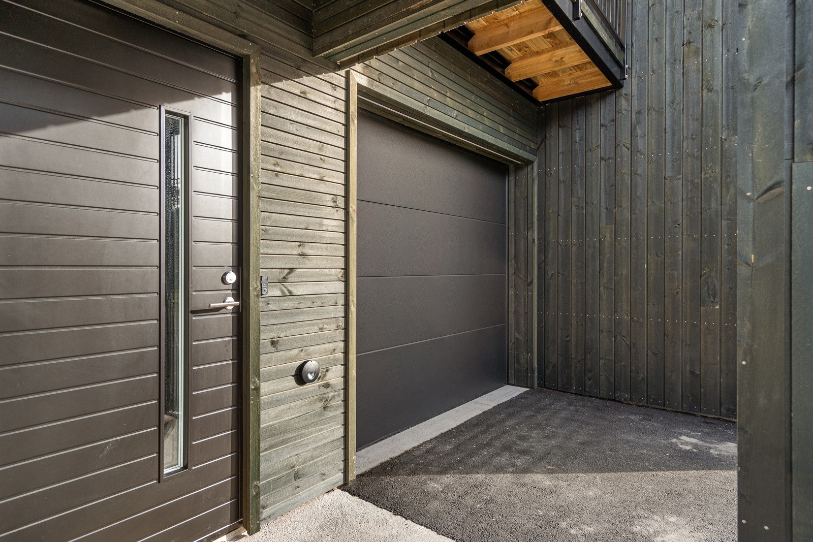 Garasje integrert i boligen, Her er det bod samt elbil lader Galleribilde