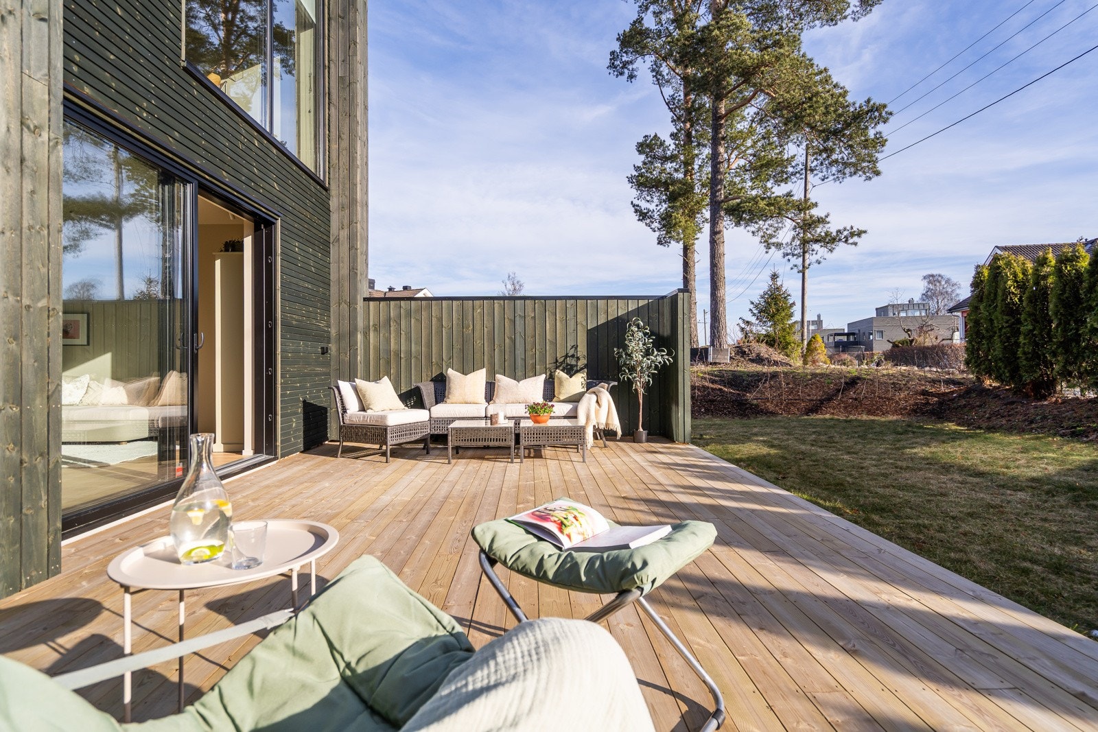 Herlig uteplass og hagedel Galleribilde