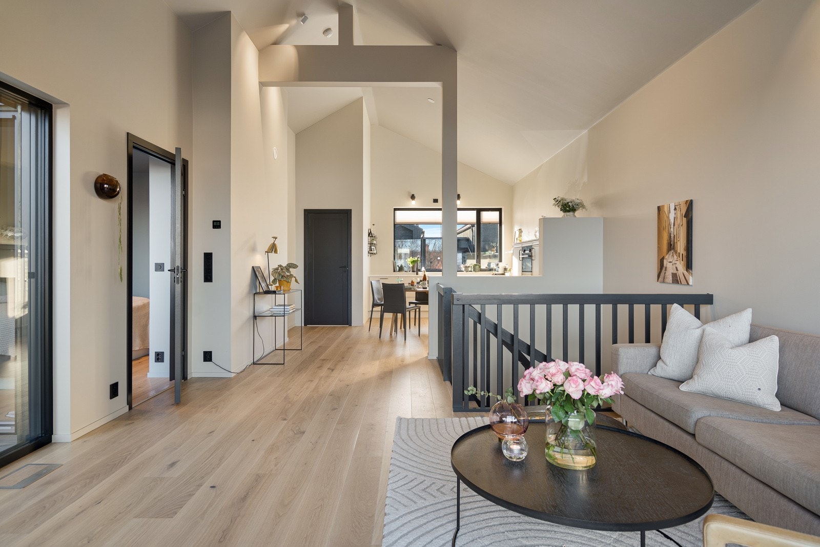 Høy himling gir rommet en spesiell følelse Galleribilde