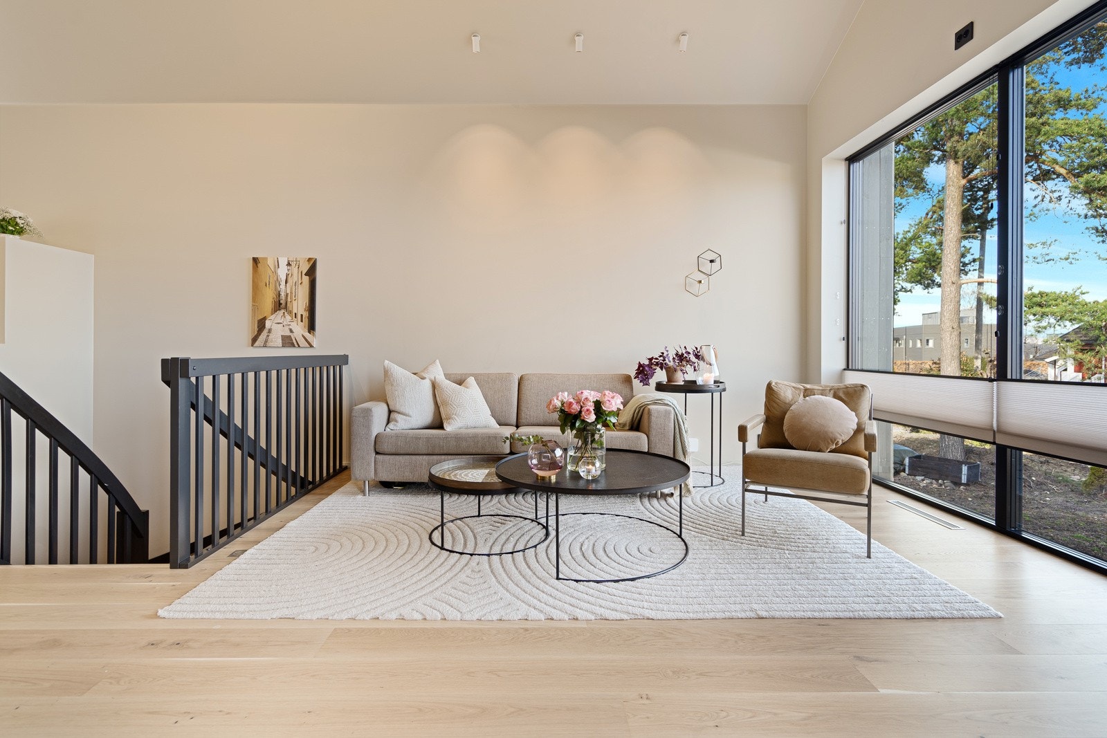 Lys og åpen stue med høy himling og store vindusflater med fin sjøutsikt Galleribilde