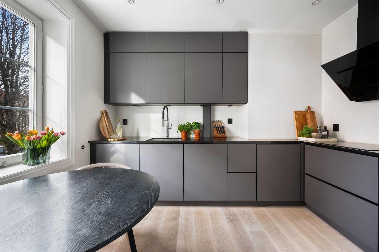 Integrerte hvitevarer fra 2019 med platetopp, stekeovn, oppvaskmaskin og kjøl/fryseskap. Kullfilterventilator over kokeplass. Galleribilde