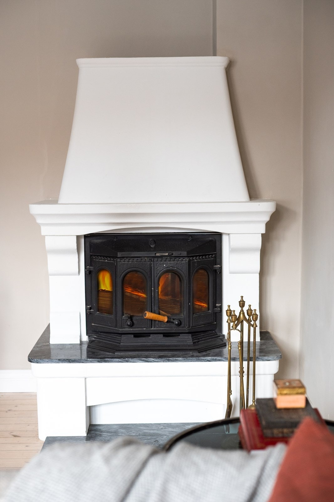 Peisen sikrer behagelig, vedvarende varme i hele leiligheten, og bidrar til koselig stemning på kalde høst- og vinterkvelder. Galleribilde